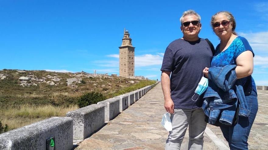 José María Sánchez y Mar Portero, visitantes en la reapertura ayer de la Torre de Hércules.