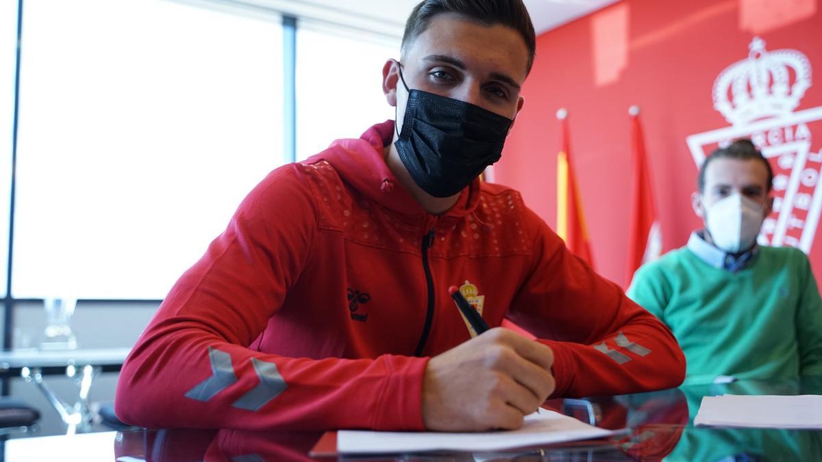 Manu Pedreño, firmando su contrato con el Real Murcia
