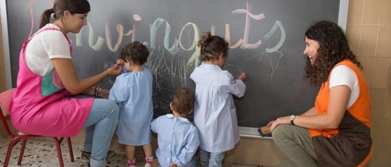 Primer día del curso para niños de dos años en un centro público de Alicante, con sus educadoras.