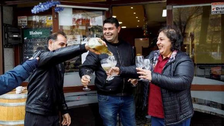 Clientes del bar La Clave, de Segovia, celebran el quinto premio.