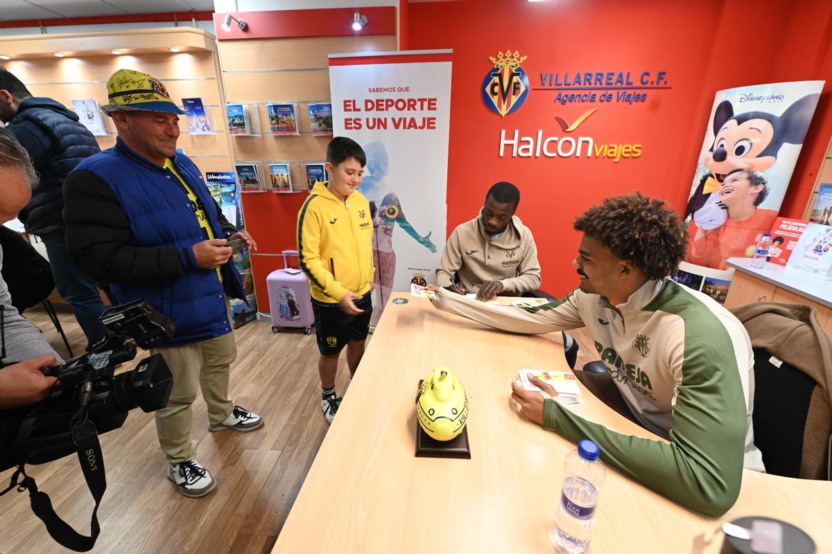 Galería | Baño de masas de Nicolas Pepe y Renato Veiga en Vila-real