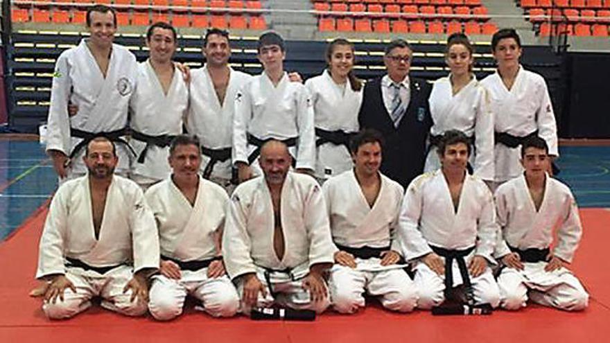 Los judokas participantes en el pase de cintos negros.