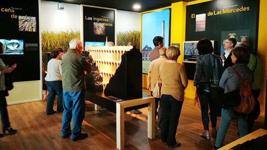 Visitantes en el interior del museo situado en el núcleo nerjeño.