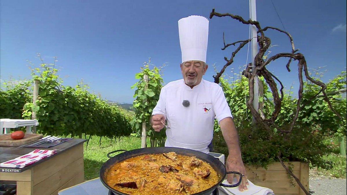 Karlos Arguiñano probando una arroz con bogavante