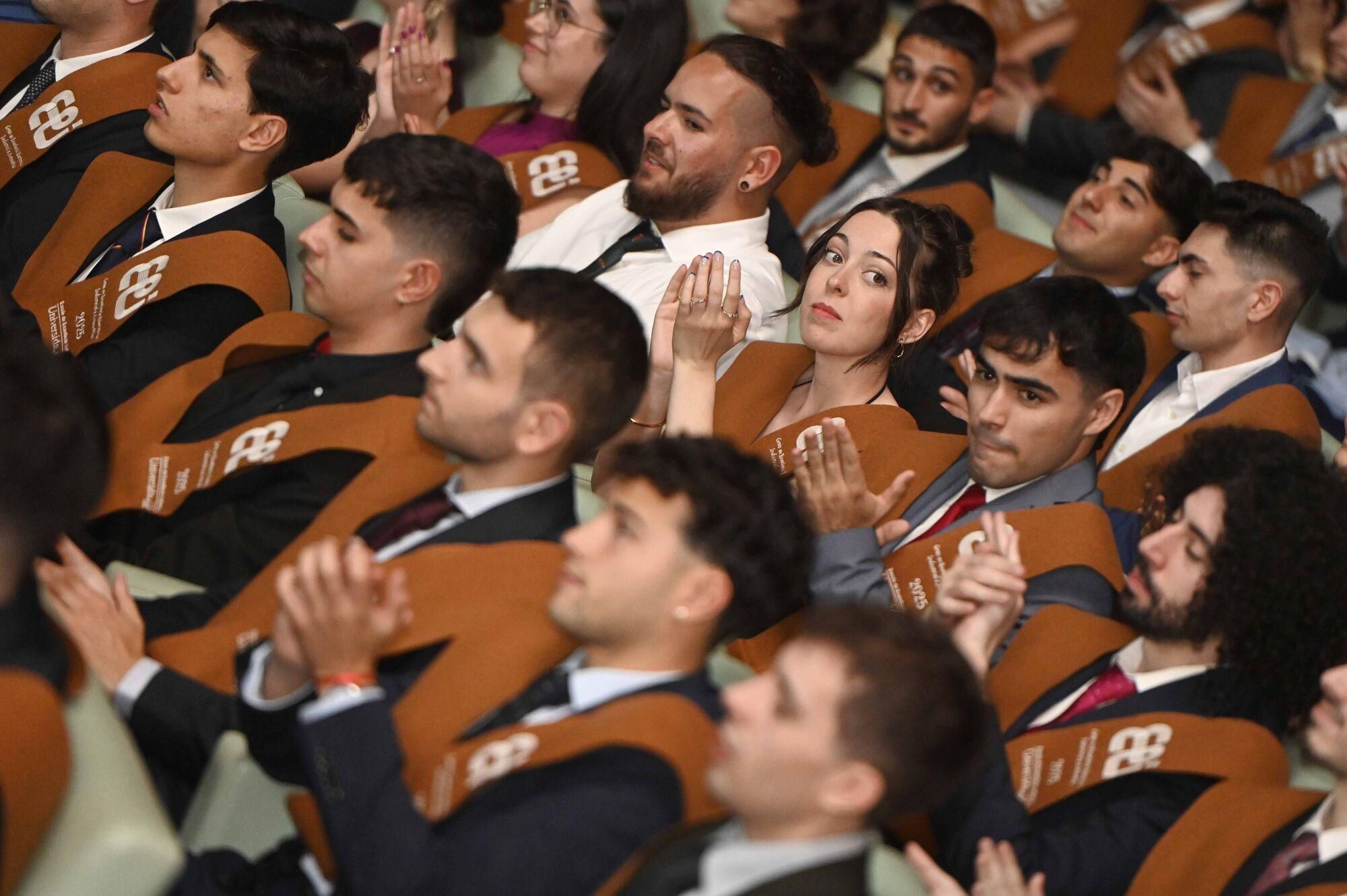 Graduación en el auditorio Mar de Vigo de la primera promoción de la Escuela de Ingeniería Industrial de los programas conjuntos de grado en Ingeniería Biomédica e Ingeniería en Electrónica Industrial y Automática, en Ingeniería Biomédica e Ingeniería Mecánica, y en Ingeniería en Electrónica Industrial y Automática e Ingeniería Mecánica.. Ingeniería.