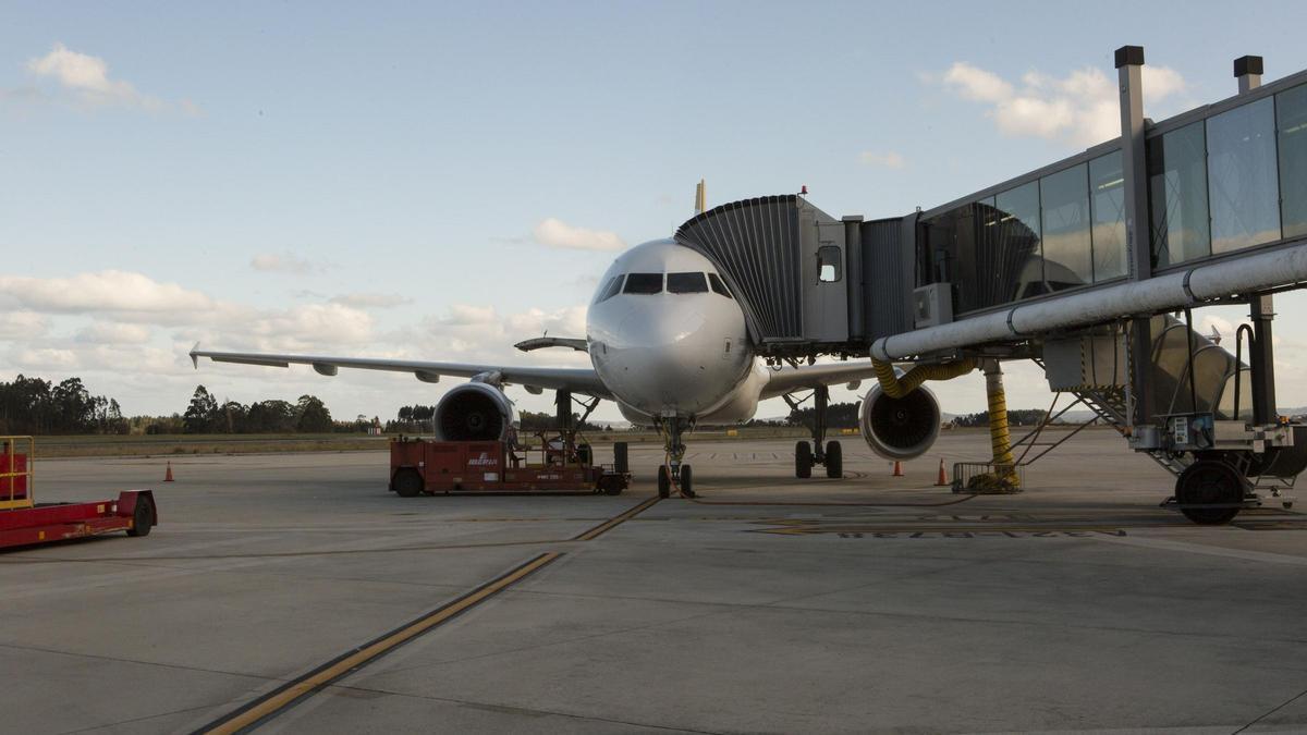 Un avión, en el aeropuerto de Asturias