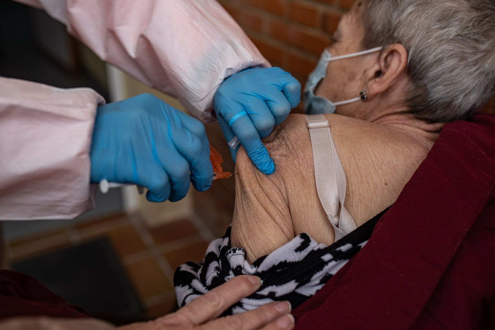 GALERÍA | Vacunación a grandes dependientes en Villaralbo