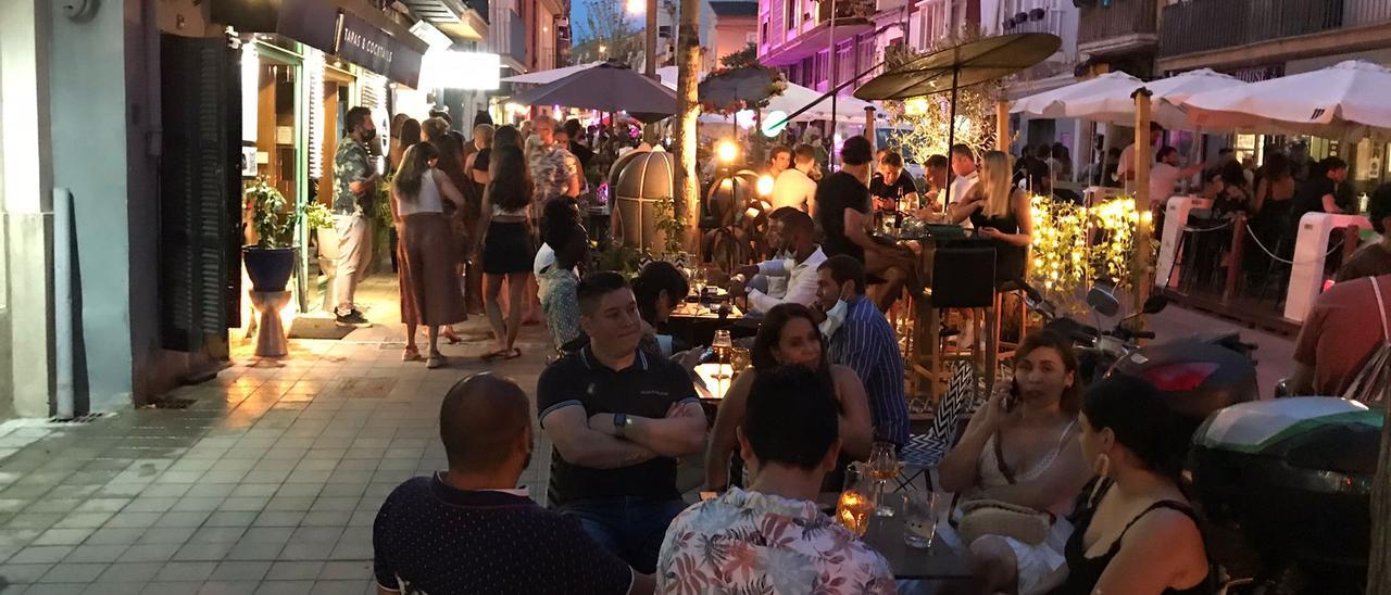 Ambiente nocturno en la calle Sant Magí de Palma