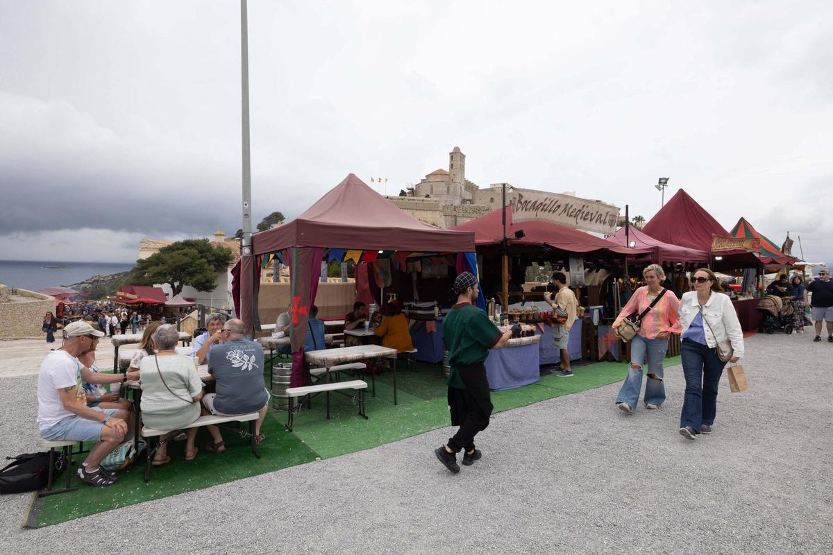 La lluvia ensombrece el primer día de la Feria Ibiza Medieval