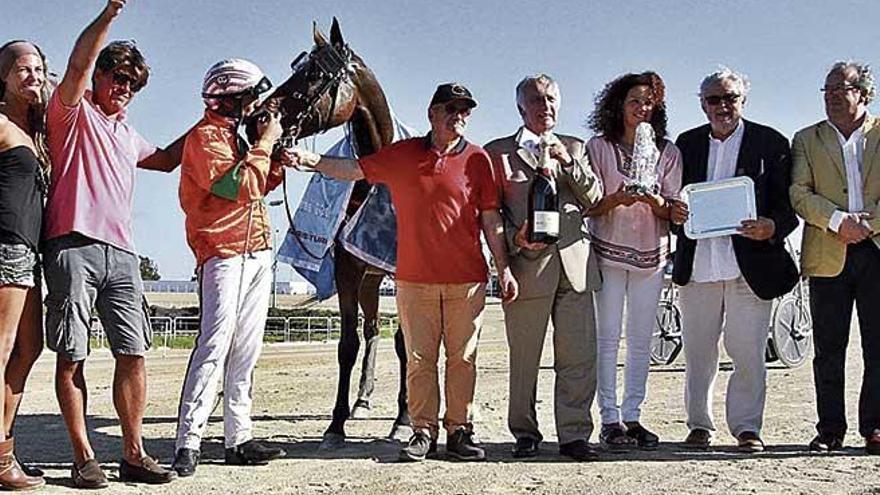 Gabriele Gelormini, besando a Billie de Montfort tras su triunfo en el &#039;Grand Prix des Baleares&#039;.