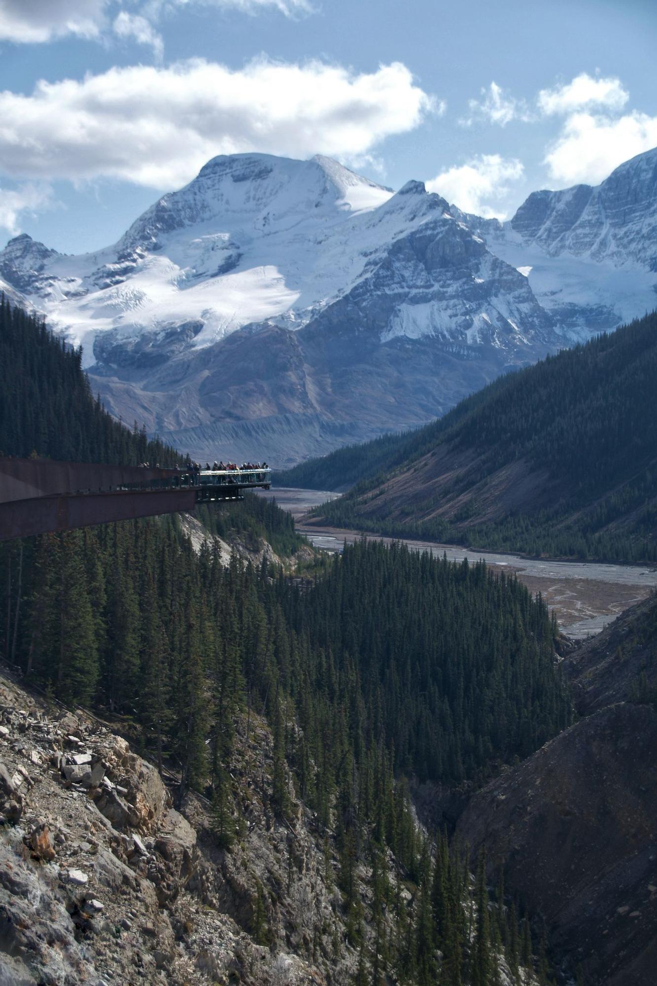 Paseo aéreo de las Montañas Rocosas canadienses y el campo de hielo de Columbia