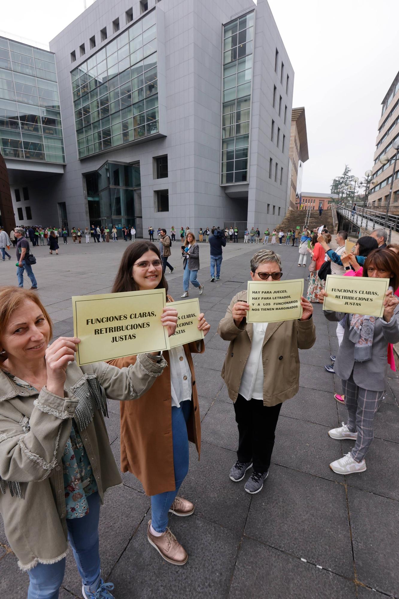 EN IMÁGENES: La huelga de funcionarios, contra viento y marea en Asturias