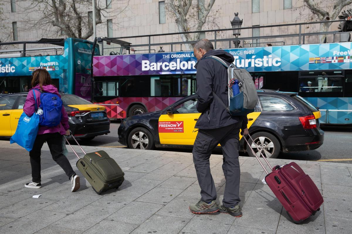 Los turistas llenan Barcelona pese al mal tiempo