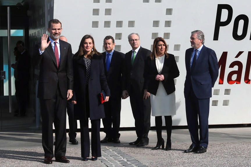 los Reyes de España presiden el acto de entrega ...