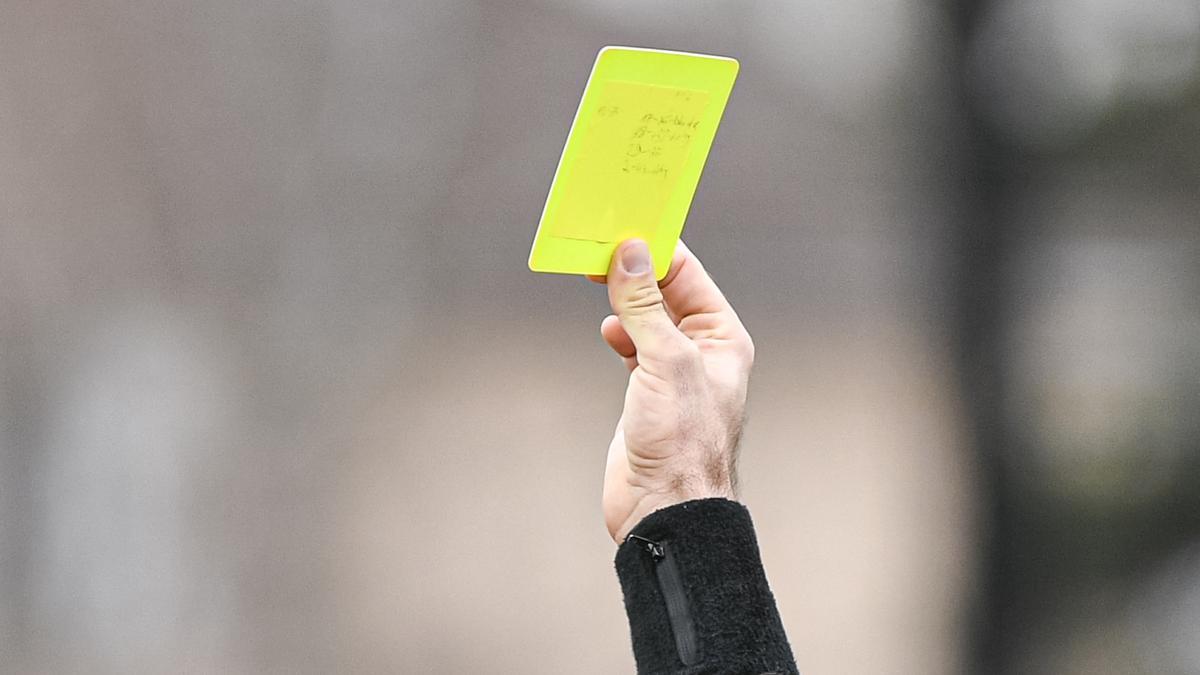por qué los árbitros bajos sacan más tarjetas a los jugadores más altos