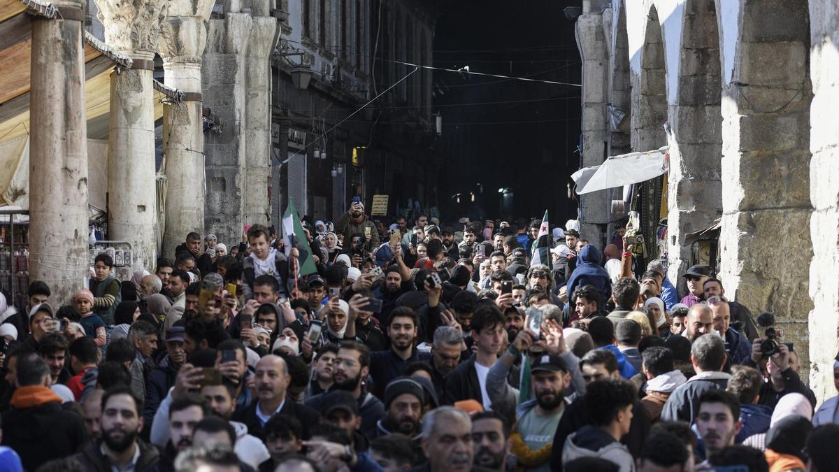 Una nueva Siria de "unidad y tolerancia" en la mezquita de los Omeyas de Damasco