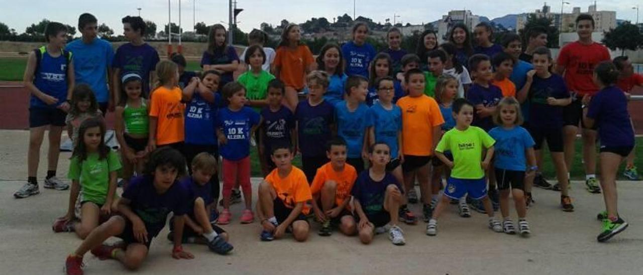 Foto de grupo histórica de los integrantes de la escuela del Club de atletismo La Rabosa tomada en el año 2014.