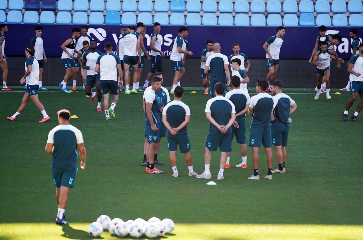 El cuerpo técnico y la plantilla del Málaga CF en el entrenamiento de este viernes