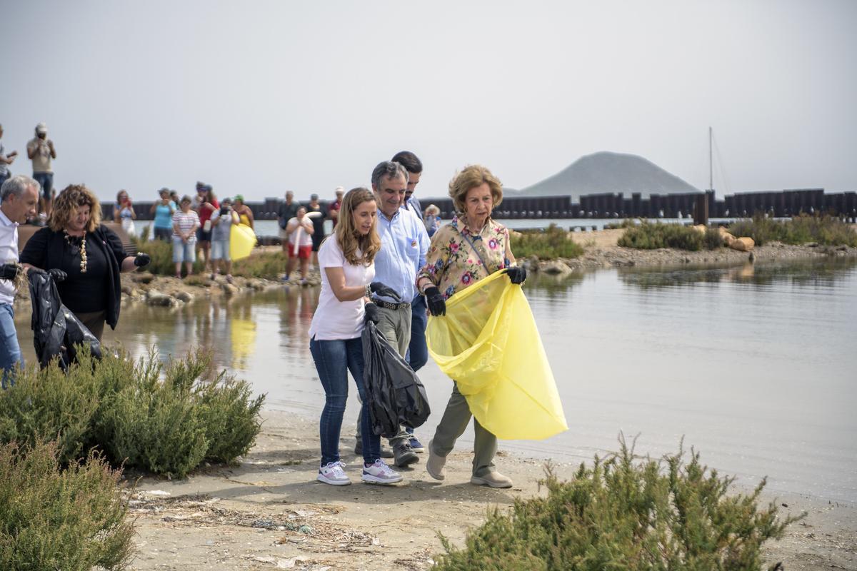 La reina doña Sofía durante su participaciómn en 2023 en la campaña en la Caleta del Estacio, San Javier (Murcia)