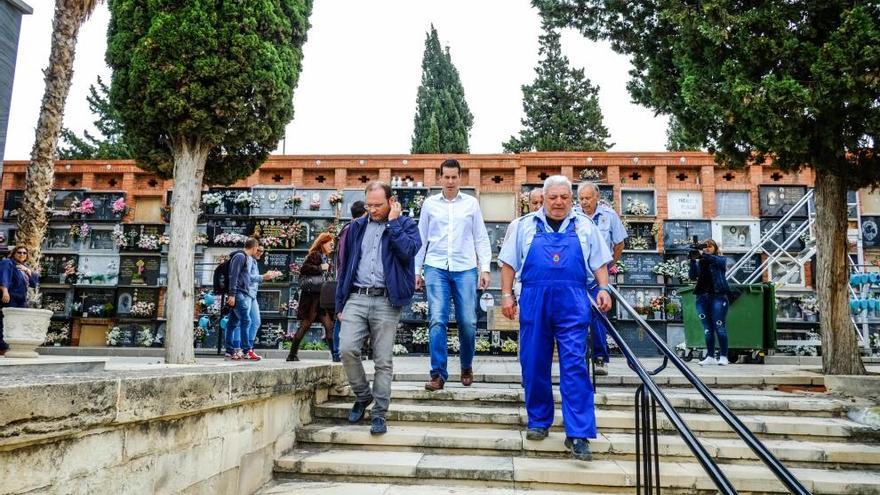 Elda pone a punto el cementerio antiguo para el día de Todos los Santos y los Difuntos