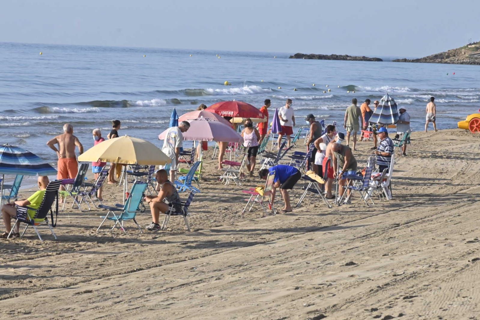 Los agentes actúan para evitar que los usuarios reserven primera línea de playa con las sombrillas