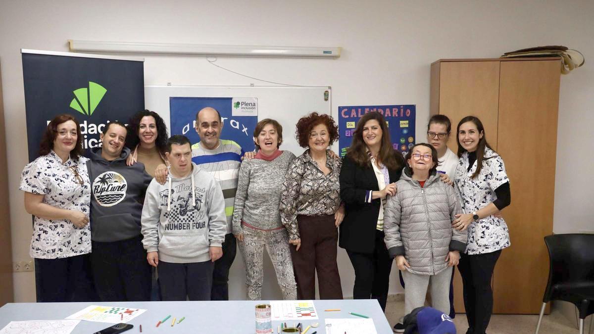 La responsable de Solidaridad e Investigación de Fundación Unicaja, Ana Cabrera, ha visitado las instalaciones de la asociación junto a la presidenta de Amirax, María Ángeles Rodríguez, para conocer de primera mano el proyecto.