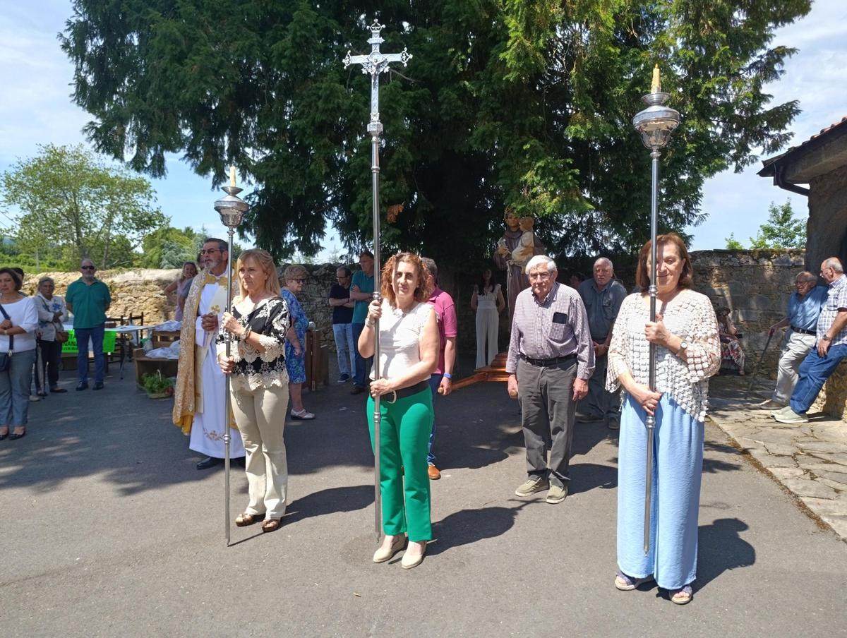 Tiñana, en Siero, recauda 601 euros en su subasta de San Antonio