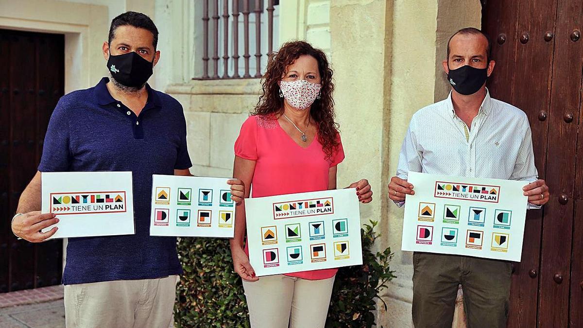 Manuel Carmona, Soledad Raya y Valeriano Rosales, a las puertas de la Casa de las Aguas.