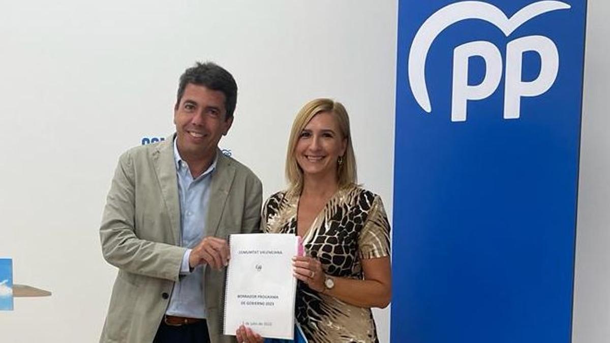 Carlos Mazón sostiene el borrador del programa del PP junto a la senadora Salomé Pradas en una imagen de archivo.