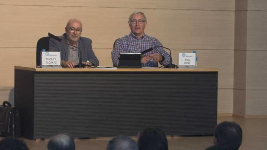 Joan Ribó, al inicio de su conferencia sobre los cambios en la ciudad de València, junto al conseller Manuel Alcaraz a la izquierda.