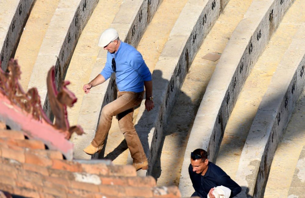 Antonio Banderas ya se ha dejado ver por la plaza de toros de La Malagueta, donde se ruedan los primeros planos de 'Genius'.