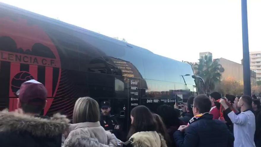 Llegada del autobús valencianistas al Estadi Ciutat de Valencia