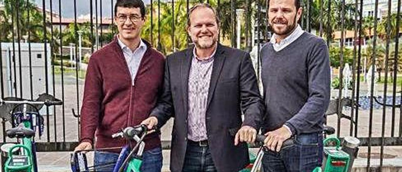 Mario Regidor, José Eduardo Ramírez y Heriberto Dávila, durante la presentacion de la bicicleta eléctrica.