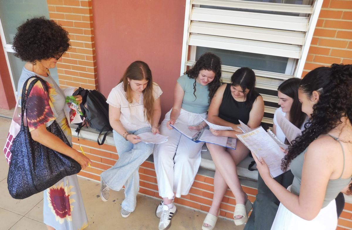 Cristina, profesora en Villalonga, con sus alumnas.