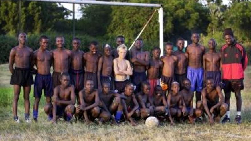 El pequeño Guidetti, junto a sus compañeros futbolísticos en Kenia.