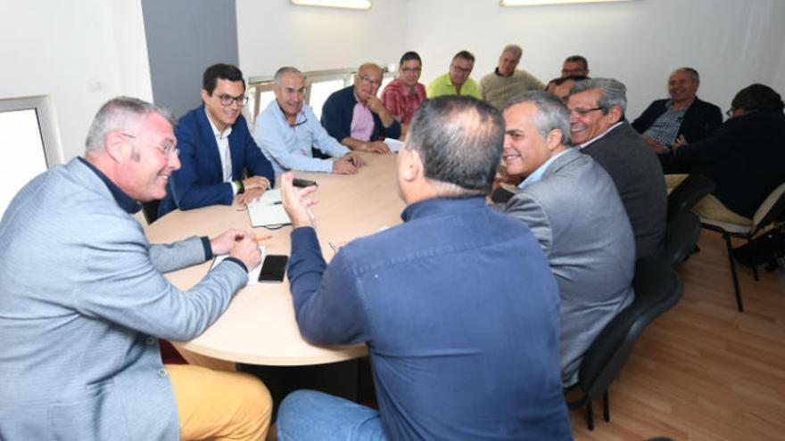 Reunión entre miembros del sector del taxi de Canarias y Pablo Rodríguez, consejero de Obras Públicas y Transportes del Gobierno de Canarias.