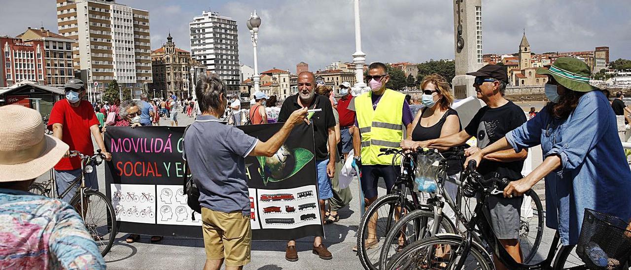 Los ciclistas participantes, ayer, en la Escalerona, antes de iniciar la ruta por el Muro. | Ángel González