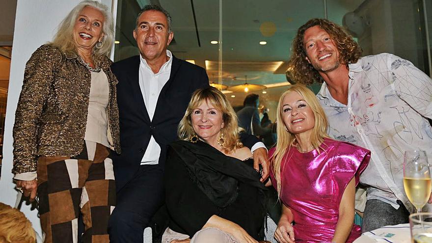 La duquesa Sylvia Serra di Cassano, Jorge Inchausti, la diseñadora Charo Ruiz, Sonia 
González y Federico Bongiorno. | FOTOS: JUAN SUÁREZ