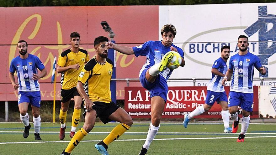 Marc Manchón (Llagostera) i Marc Bech (Figueres) en el duel del Torneig de l&#039;Estany.