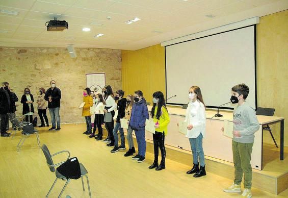 Foto de familia de los premiados en el concurso de dibujo. | Cedida