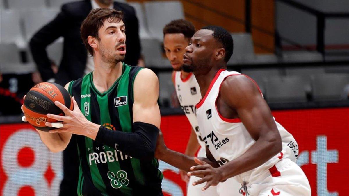 Tomic, durante un partido con la Penya