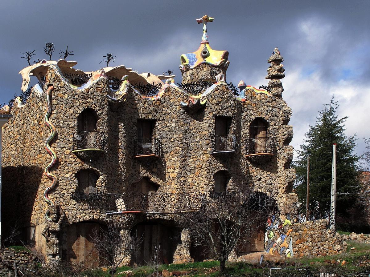 Así es el edificio que más va a soprenderte en tu visita a Rillo de Gallo