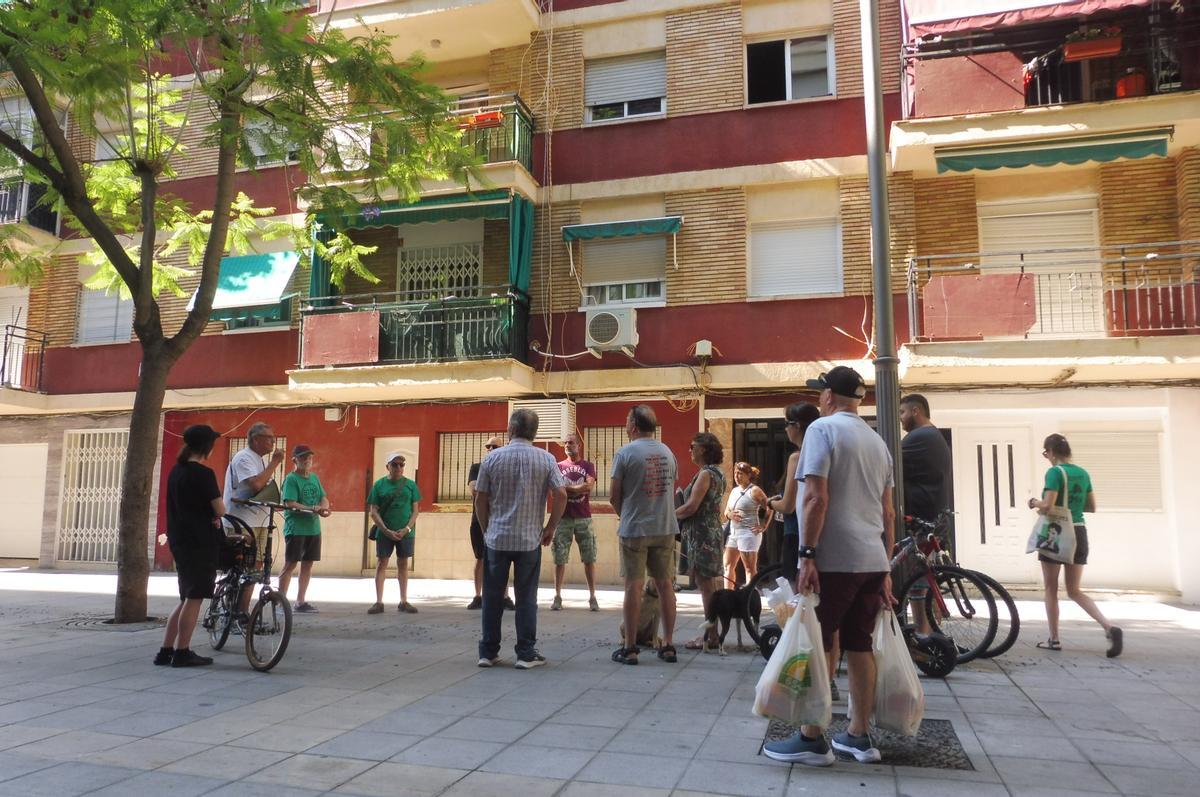 Activistas a las puertas del domicilio.