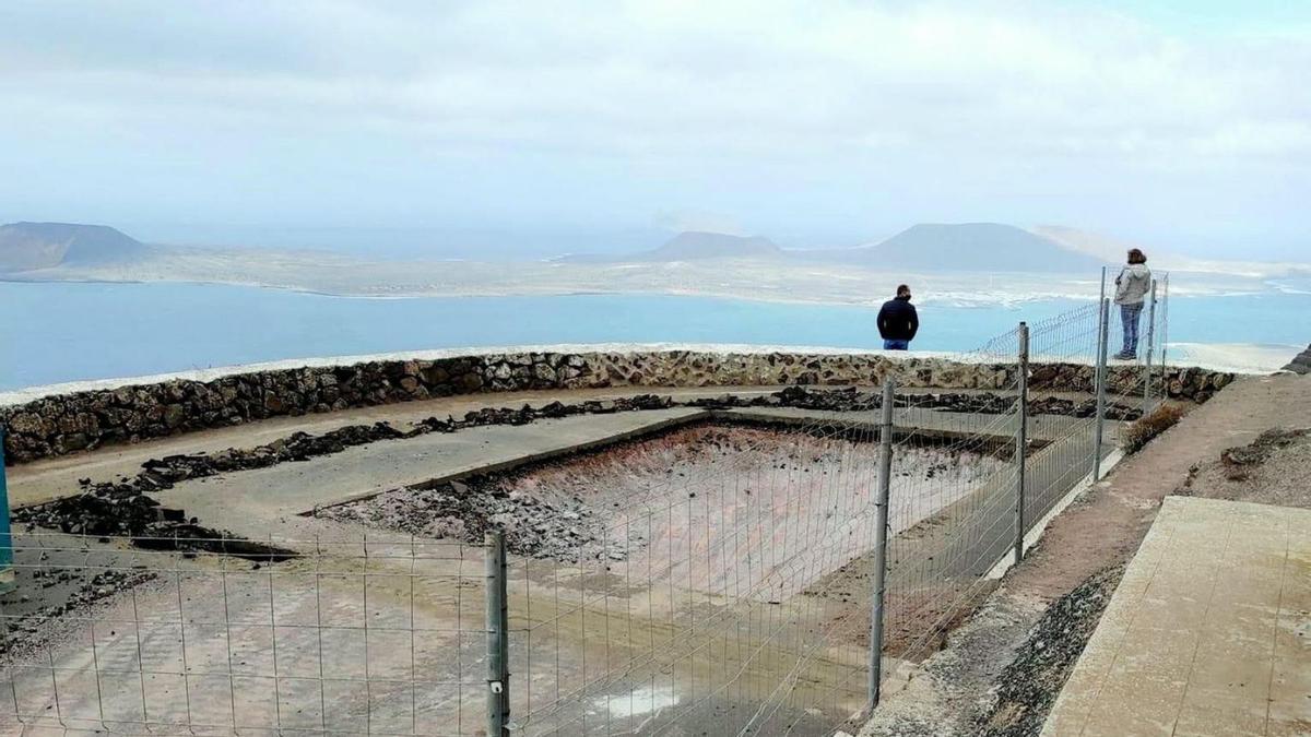 Estado de las obras paradas que Interior comenzó a hacer en el mirador de Guinate.