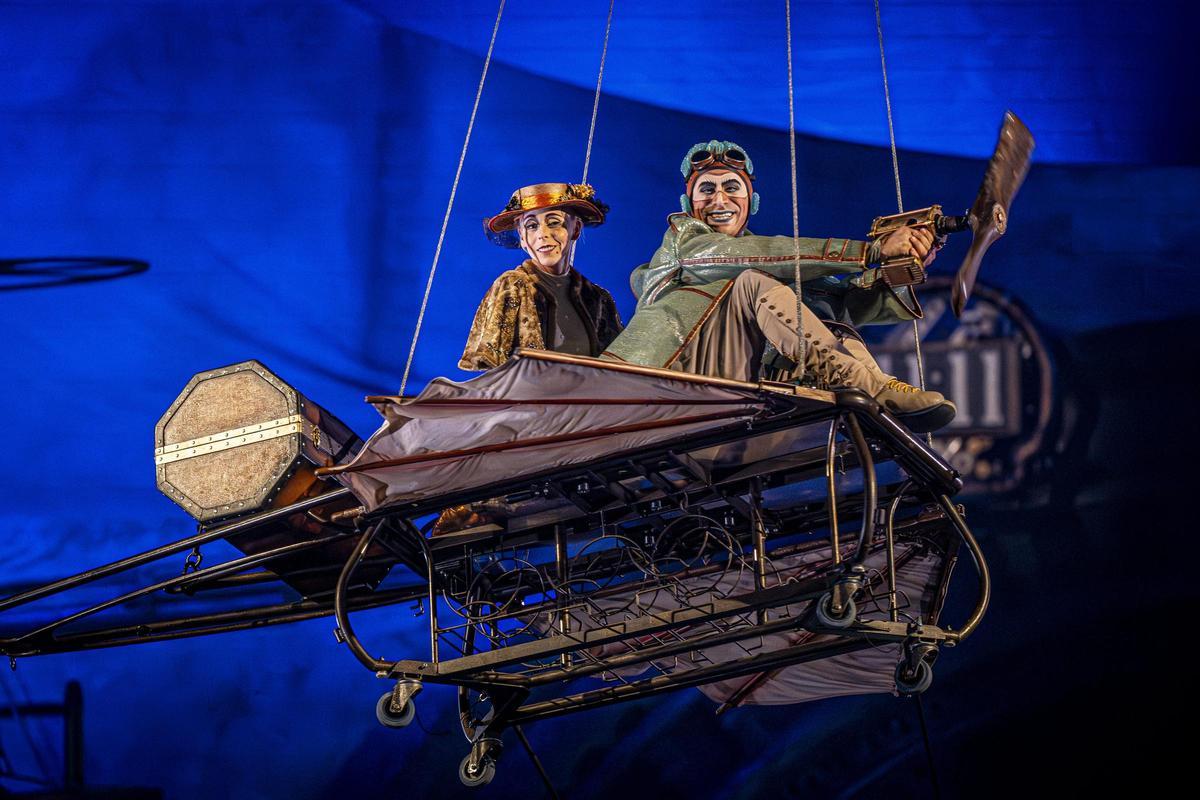 El aviador y su curioso avión antes de su número de equilibrismo.