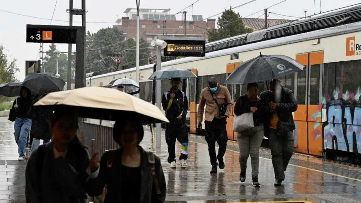 Usuaris de la línia R3 de Rodalies de Renfe, ahir a l’estació de Montcada-Ripollet. | JORDI COTRINA