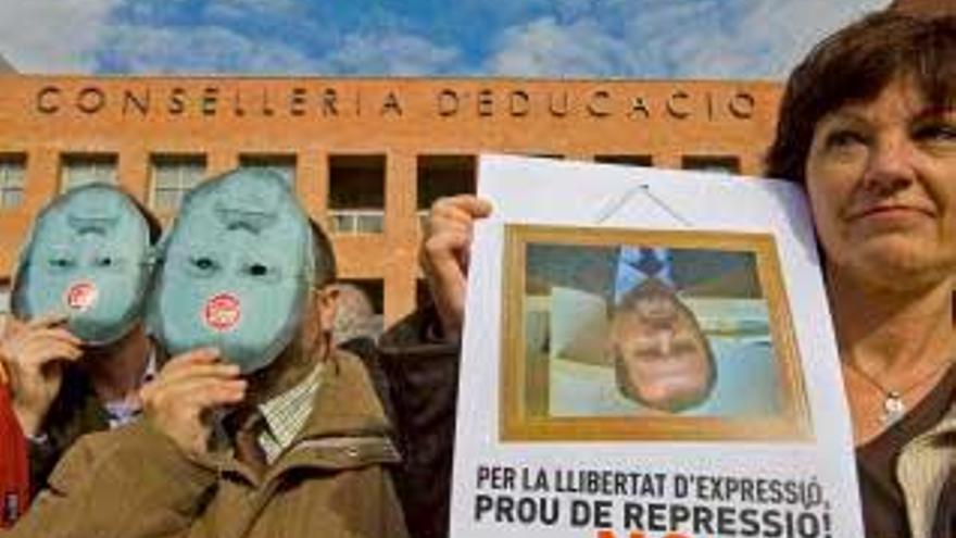 Miembros de la Plataforma en Defensa de la Enseñanza Pública, concentrados hoy frente a la Conselleria de Educación.