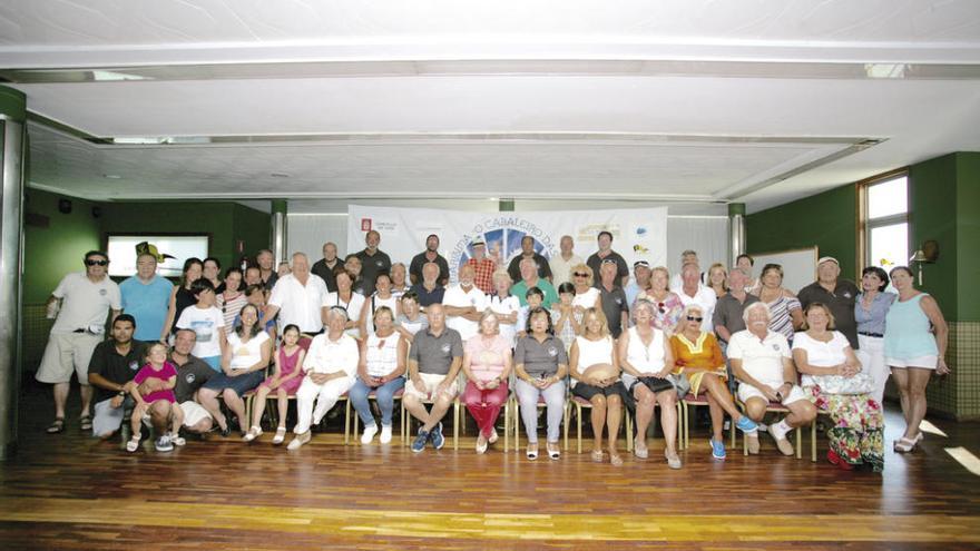 Los peregrinos marítimos, tras llegar a la isla de San Simón. // FdV