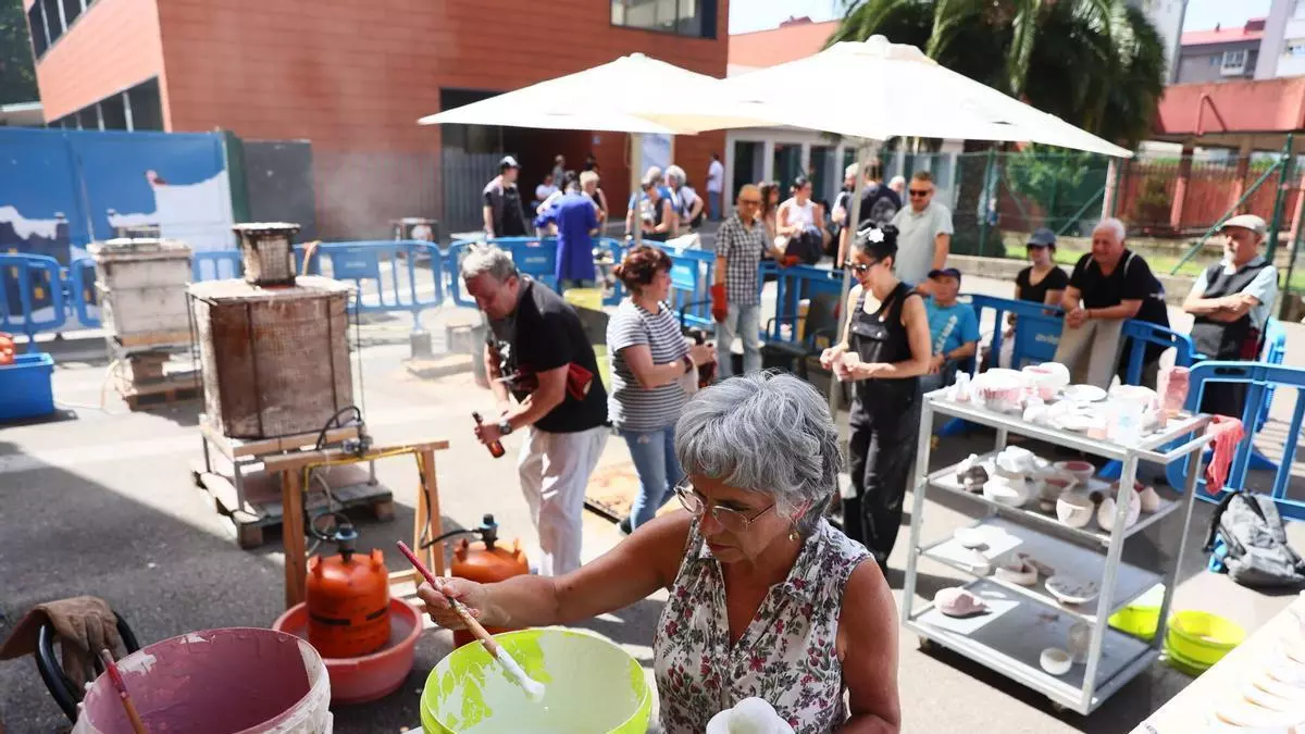 El fuego que despide el curso: la gran fiesta del rakú vuelve a encender la Factoría Cultural de Avilés