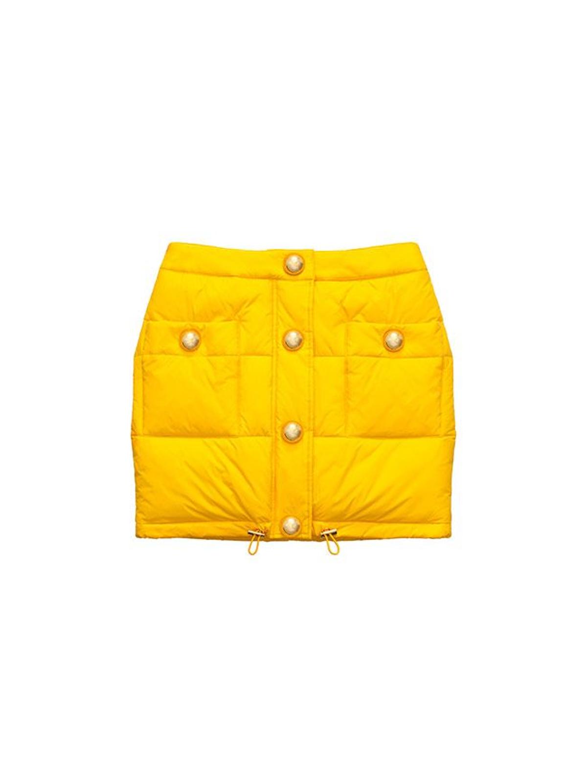 Todas las imágenes de la colección de Moschino x H&amp;M: minifalda amarilla acolchada